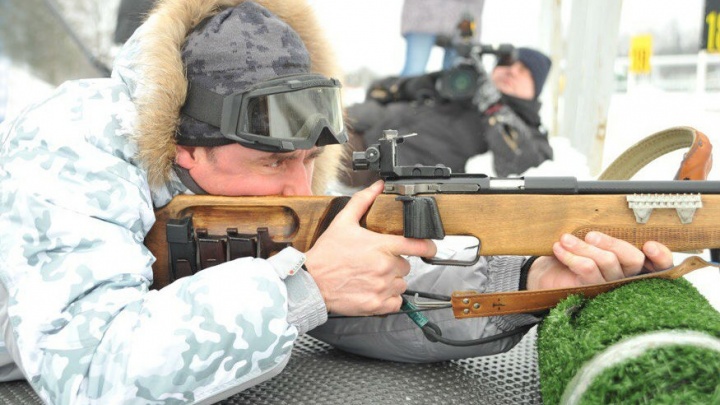 Стреляет без промаха: ярославский губернатор показал, как умеет обращаться с оружием
