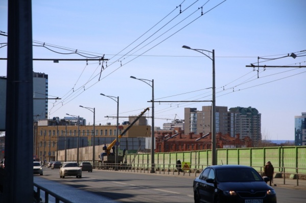 Старый забор будет выглядеть аккуратно, но грустно Старый забор будет выглядеть аккуратно, но грустно
