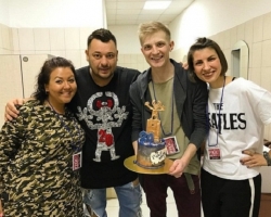 Боня и Кузьмич подарили солисту «Руки вверх» торт с логотипом группы