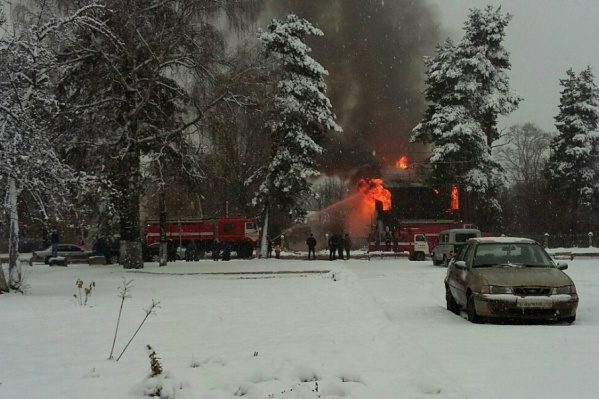 18-й дом на улице Клубной горит прямо сейчас 18-й дом на улице Клубной горит прямо сейчас