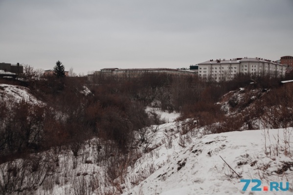 Именно здесь должно появиться новое общежитие и парковка Именно здесь должно появиться новое общежитие и парковка