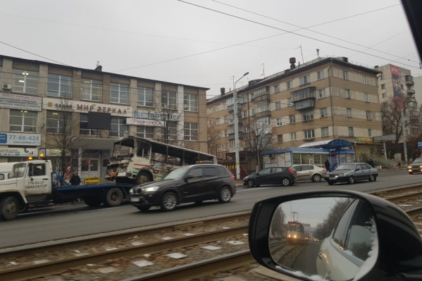 Автобус задымился, и через пять минут появилось пламя Автобус задымился, и через пять минут появилось пламя
