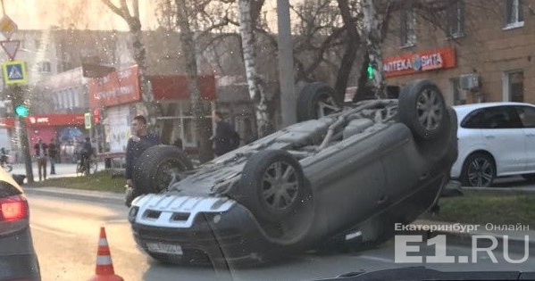 Автомобиль наехал на поребрик и перевернулся.
Автомобиль наехал на поребрик и перевернулся.