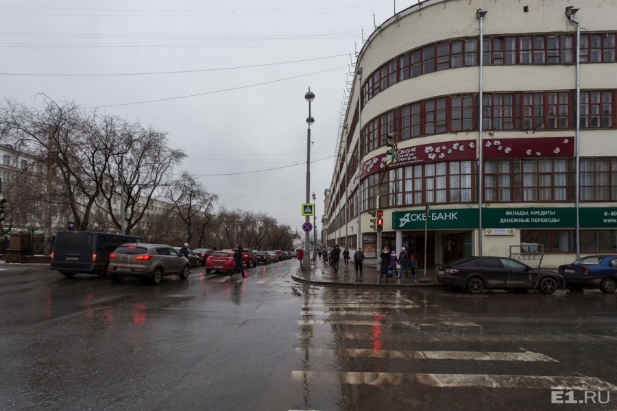 Дом печати тянется и в сторону Тургенева, и в сторону Ленина.
Дом печати тянется и в сторону Тургенева, и в сторону Ленина.