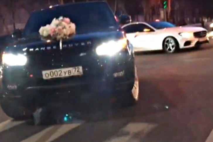 Один из гостей заснял иномарку с молодожёнами так, что можно разглядеть госномер Один из гостей заснял иномарку с молодожёнами так, что можно разглядеть госномер