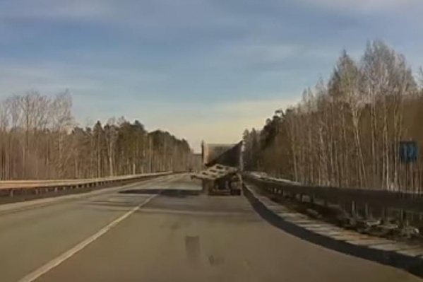 Здоровенная деталь кузова несколько метров пролетела по асфальту.
Здоровенная деталь кузова несколько метров пролетела по асфальту.