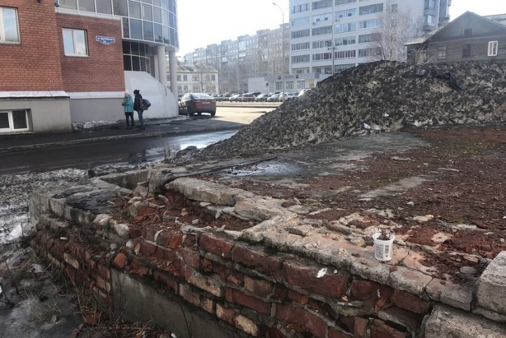 Звонок поступил в службу спасения около 14 часов Звонок поступил в службу спасения около 14 часов