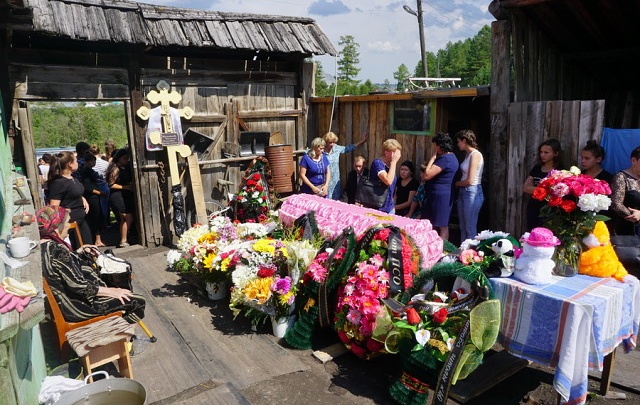 В закрытом гробу: в Сатке простились с убитой рецидивистом школьницей