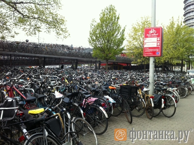 Велопаркинг в Амстердаме