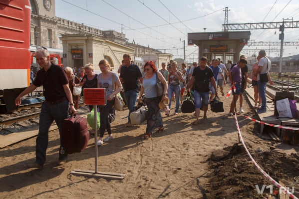 Из вагонов людям приходится выпрыгивать на землю Из вагонов людям приходится выпрыгивать на землю