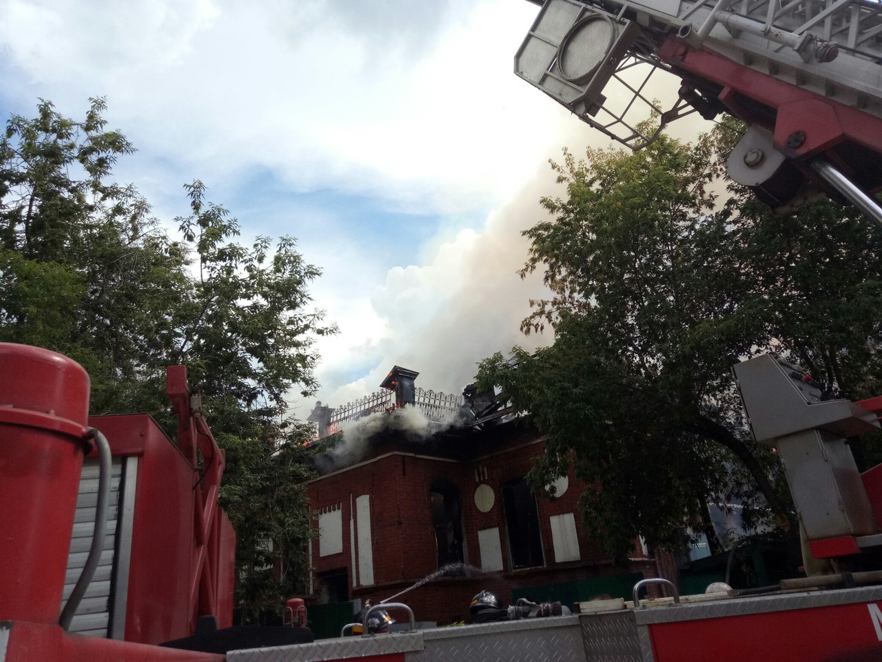 Во время тушения пожара ближайшие здания обесточили Во время тушения пожара ближайшие здания обесточили