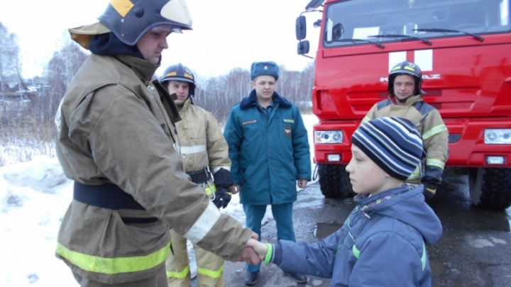 «Я испугался, но не стал показывать страх малышам»: 10-летний Юра из Заводоуковска во время пожара спас троих детей