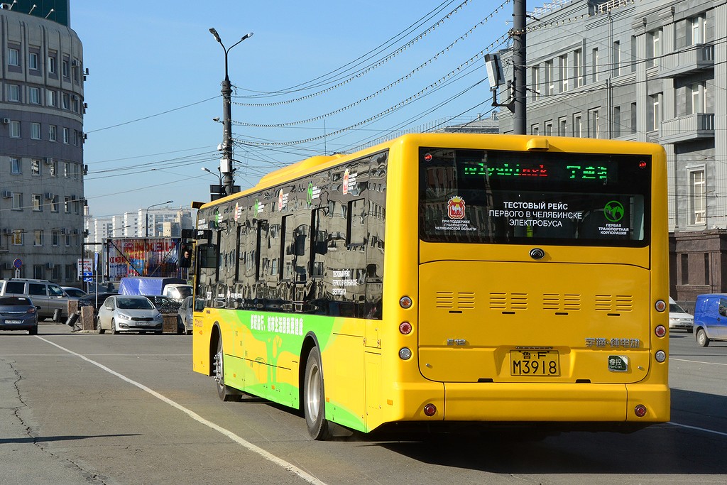 Этот автобус 2015 года выпуска некоторое время ездил по Китаю, затем четыре месяца — по Москве, а теперь прибыл для месячных тестов в Челябинск. Пассажиров он возить не будет, но салон нагрузят балластом