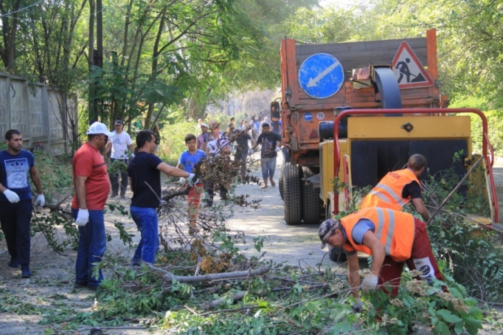 Ростовчане помогли коммунальщикам убраться в районе Театрального спуска
