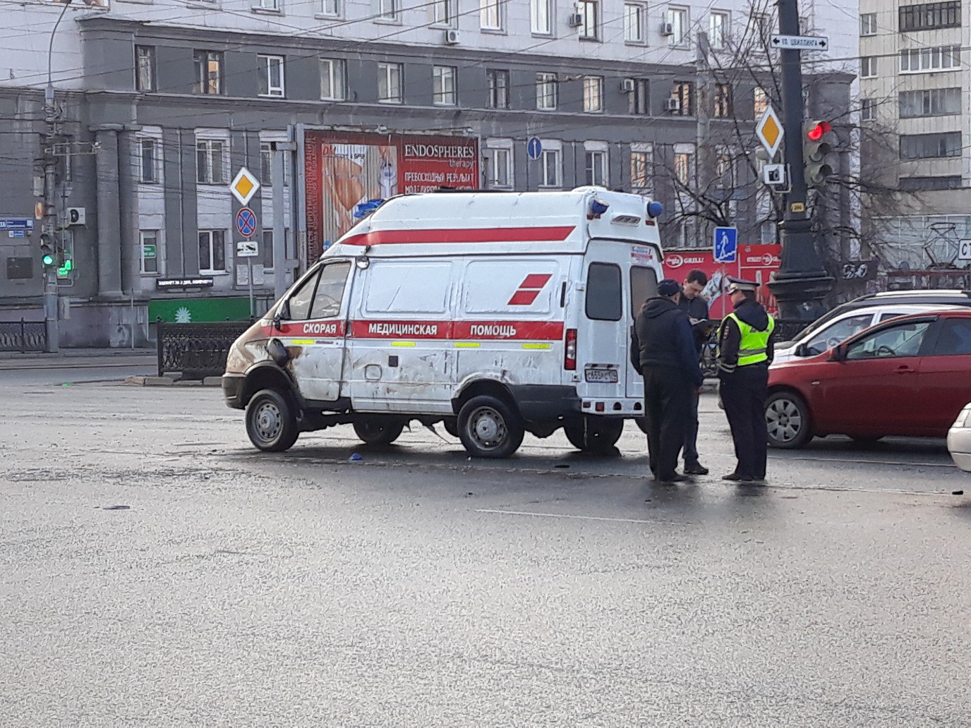 Машину уже поставили на колёса Машину уже поставили на колёса
