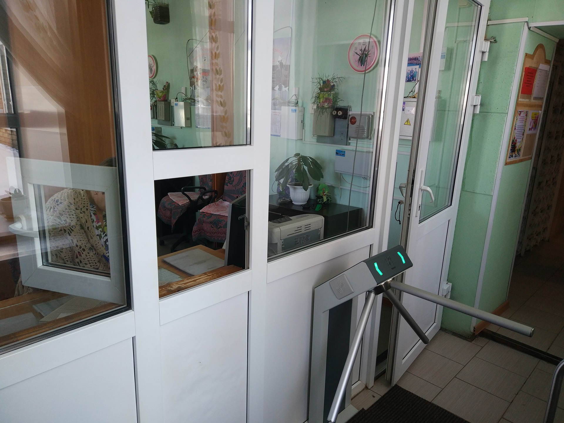 На входе в школу есть турникет и пост охраны На входе в школу есть турникет и пост охраны