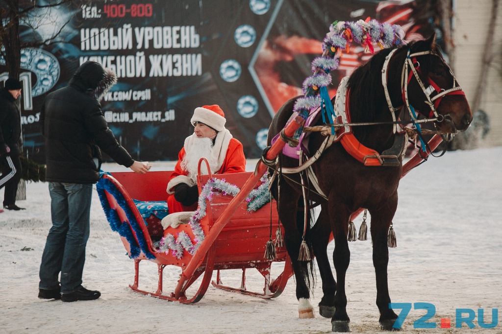 «Новый уровень клубной жизни» — сообщает рекламный плакат на заднем плане. Дедушка, так ты тусовщик? «Новый уровень клубной жизни» — сообщает рекламный плакат на заднем плане. Дедушка, так ты тусовщик?