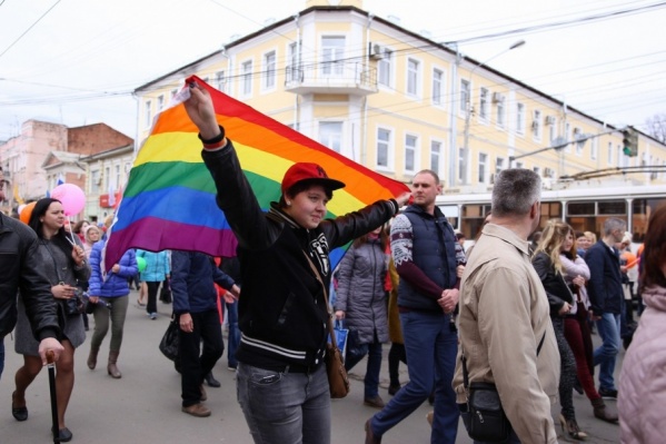 Девушка вынесла на праздник свой флаг Девушка вынесла на праздник свой флаг