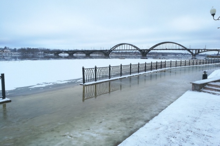 На затопленной в Рыбинске набережной предлагают кататься на коньках