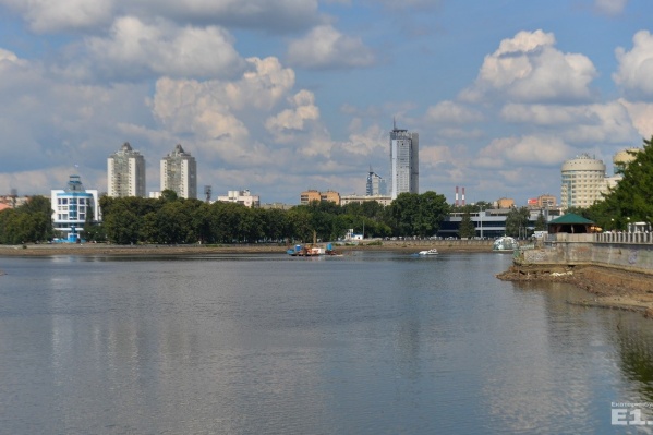 Городской пруд снова обнимут на третий день осени.
Городской пруд снова обнимут на третий день осени.