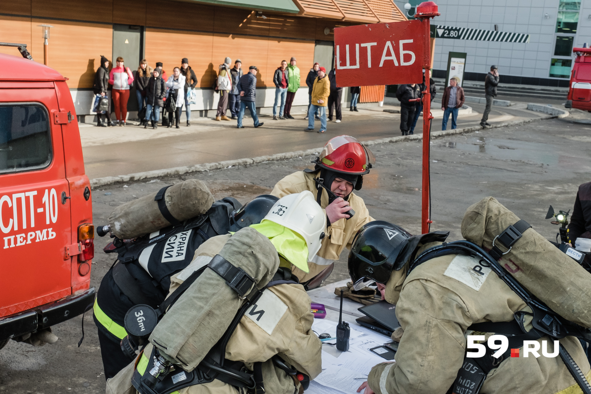 В штабе на плане отмечают какие помещения уже проверили В штабе на плане отмечают какие помещения уже проверили
