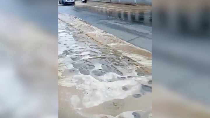 Прорыв на Молодогвардейской: вода затопила проезжую часть и тротуар