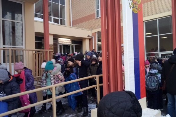 В целях безопасности первая смена была отменена В целях безопасности первая смена была отменена