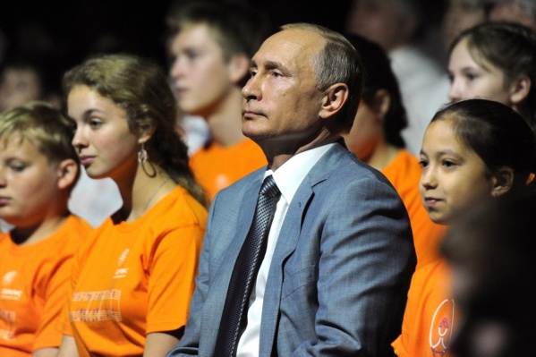 Владимир Путин с воспитанниками образовательного центра «Сириус» Владимир Путин с воспитанниками образовательного центра «Сириус»