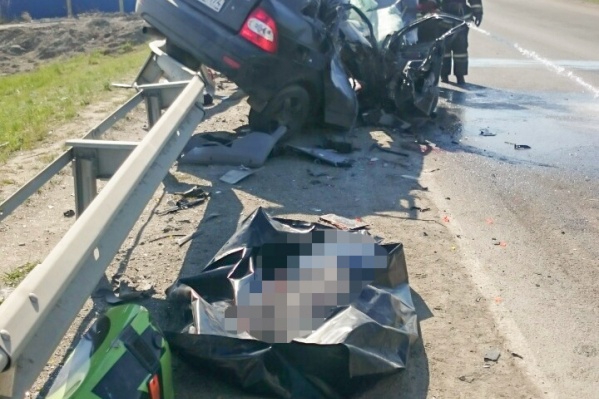 Водителя с серьёзной травмой ноги из покорёженного авто доставали спасатели Водителя с серьёзной травмой ноги из покорёженного авто доставали спасатели