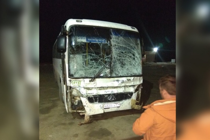 В результате столкновения у автобуса разбилось окно и передняя часть