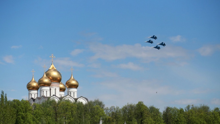 Истребители взмыли в небо над Ярославлем: фото