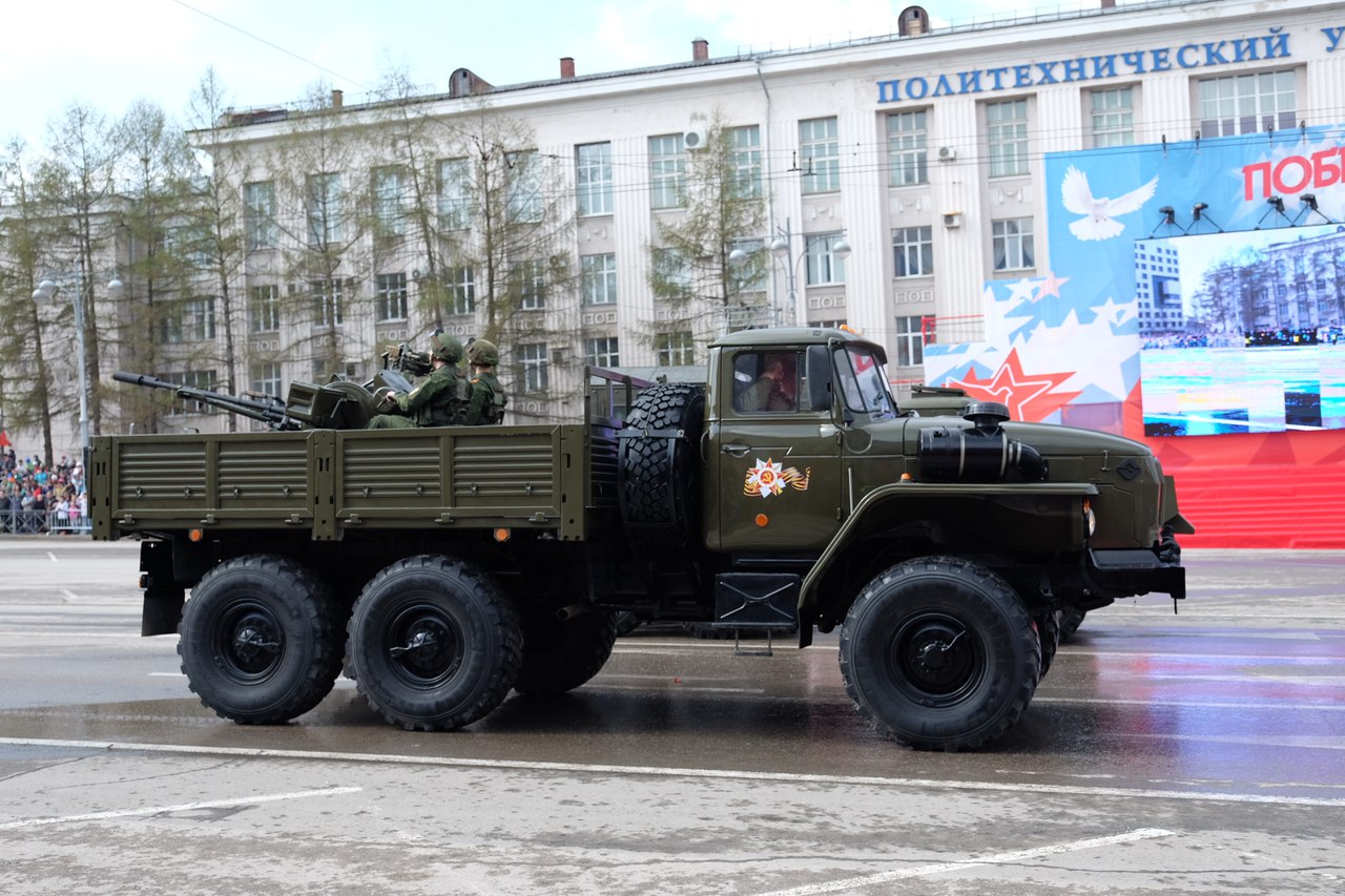 Военная техника продолжает проходить на параде Военная техника продолжает проходить на параде