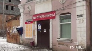 Мужчина украл из магазина две бутылки пива.
Мужчина украл из магазина две бутылки пива.