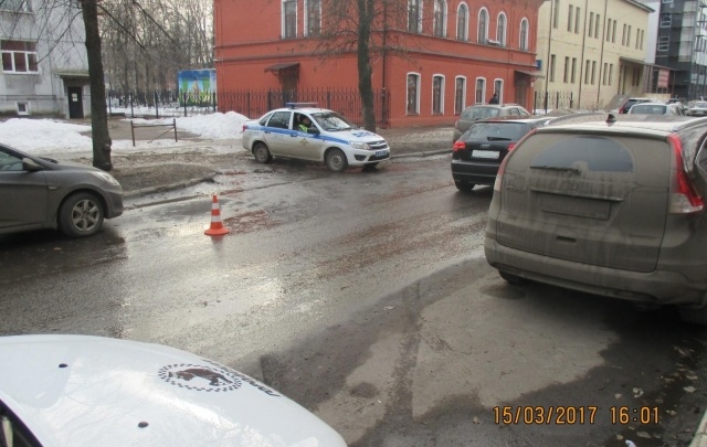 В центре Ярославля малыш вырвался из рук бабушки и попал под Land Rover