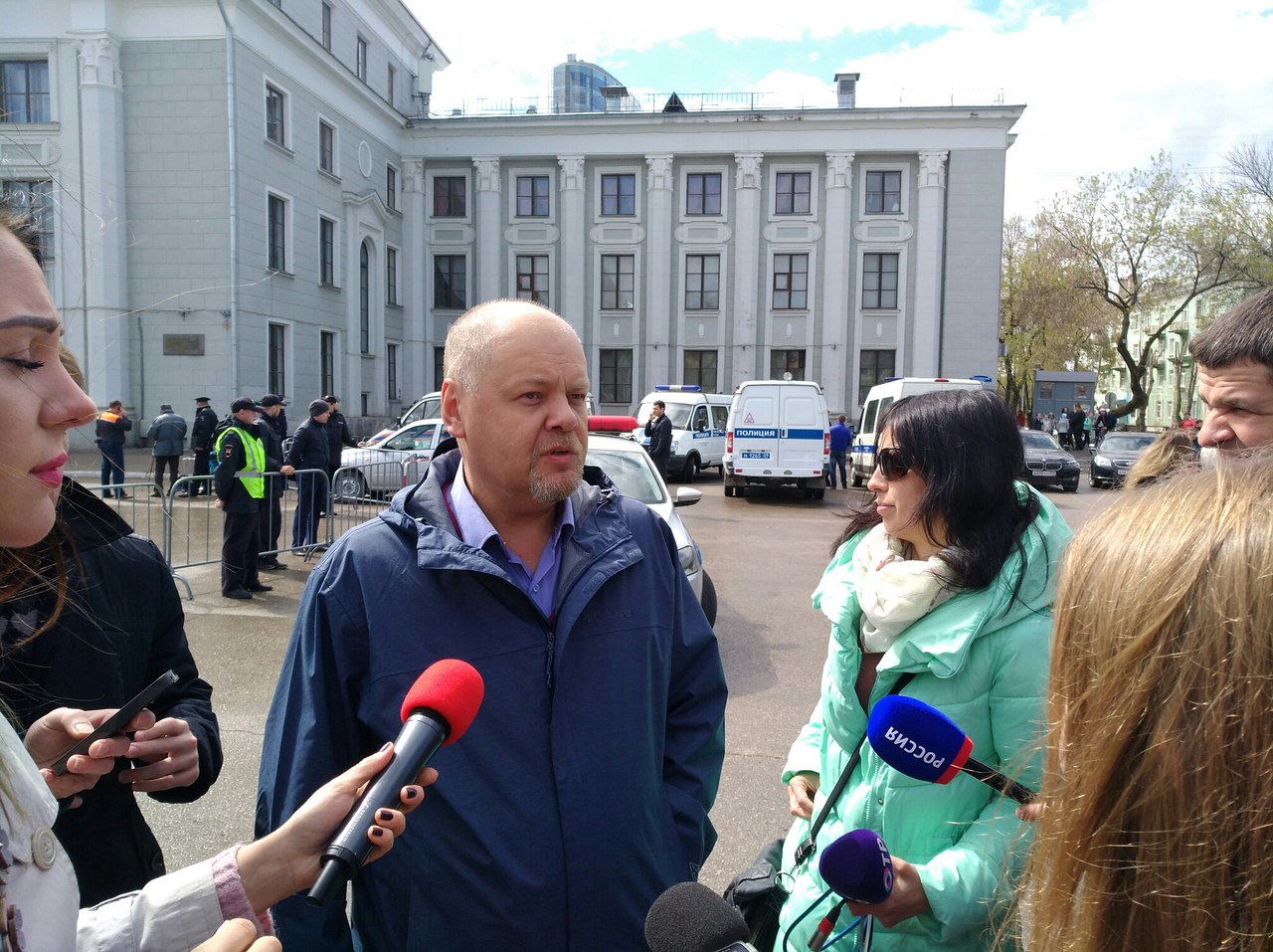 Журналистов успокаивают: ситуация находится под контролем, говорят власти Журналистов успокаивают: ситуация находится под контролем, говорят власти