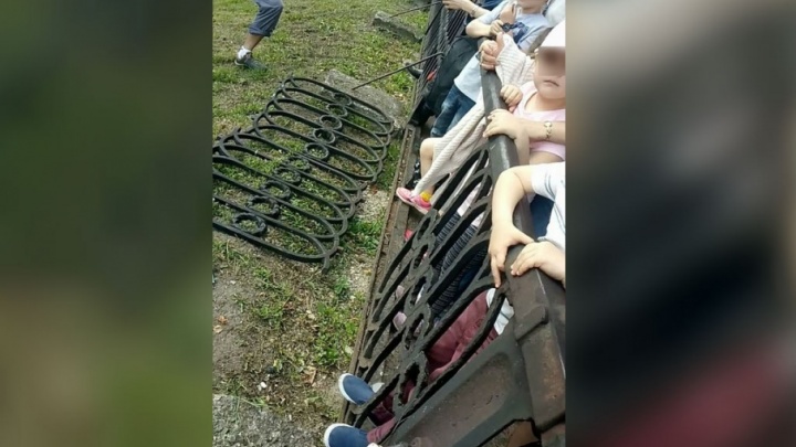 В Ярославле во время авиашоу под натиском людей обвалился чугунный забор