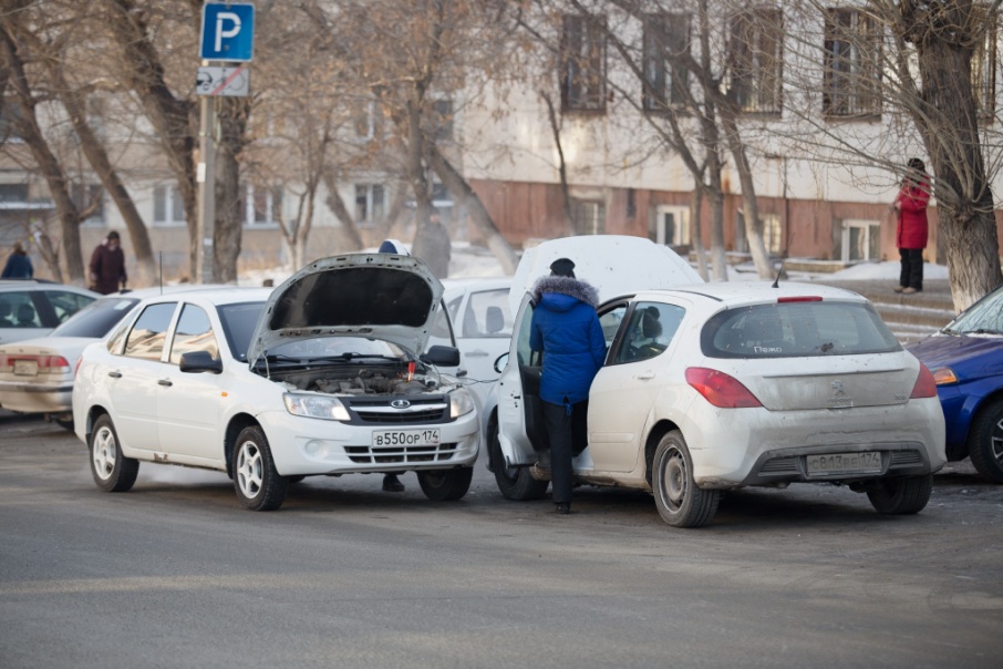 На Каслинской прикуривают «Ладу», которая не смогла завестись в мороз На Каслинской прикуривают «Ладу», которая не смогла завестись в мороз