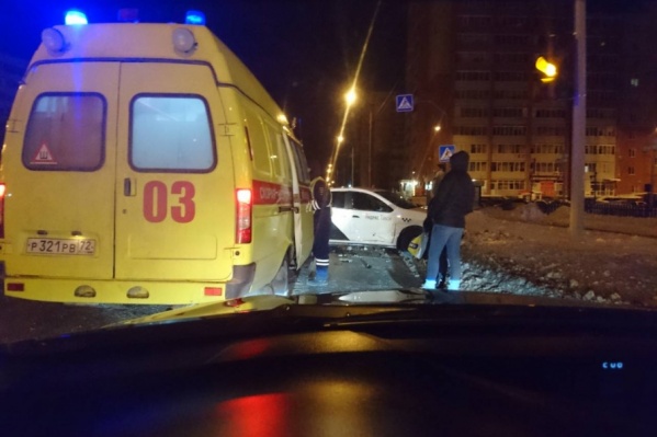 Девушку увезли в больницу с подозрением на сотрясение мозга Девушку увезли в больницу с подозрением на сотрясение мозга