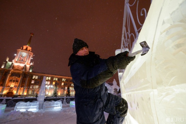 В этом году строители возведут в ледовом городке огромный торт.
В этом году строители возведут в ледовом городке огромный торт.