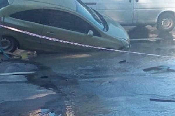 Машина провалилась в коммунальную яму Машина провалилась в коммунальную яму