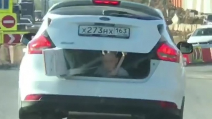 В Самаре оштрафовали водителя, перевозившего внука в багажнике Ford