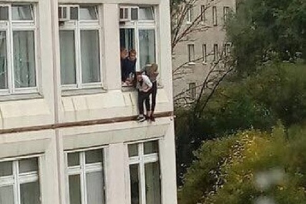 Школьники выпрыгивали из окон Школьники выпрыгивали из окон