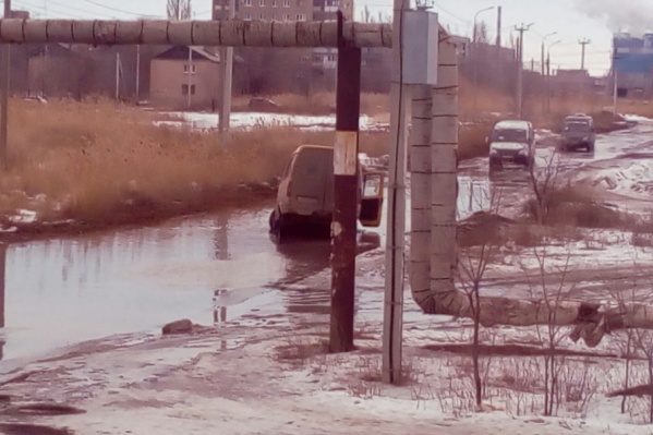 Водитель попал в неприметную, но глубокую яму Водитель попал в неприметную, но глубокую яму