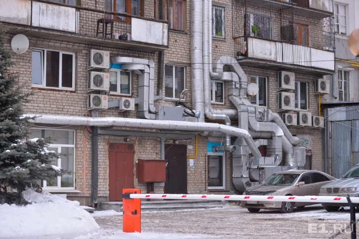 Громоздкая вентиляционная система работает на заведения на первом этаже Громоздкая вентиляционная система работает на заведения на первом этаже