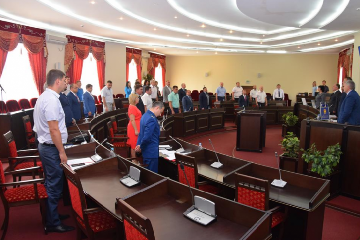 Депутаты выглядели довольно расстроенными Депутаты выглядели довольно расстроенными