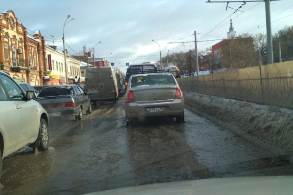 Машины движутся очень медленно Машины движутся очень медленно