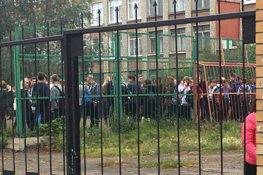 Омские школьники тоже оказались на улице