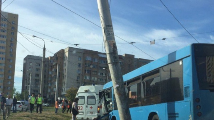 ГИБДД ищет свидетелей аварии с автобусом, который врезался в столб
