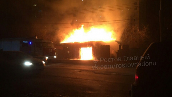 В Ростове на Западном горит автосервис