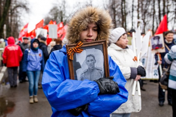 В ряды Бессмертного полка встают тысячи ярославцев В ряды Бессмертного полка встают тысячи ярославцев